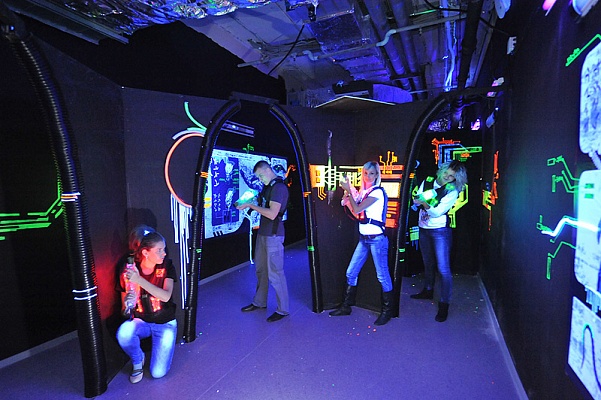 Игра в лазертаг в Костроме. Сервис Ultra Подарки. Купить лазертаг в городе Костромаf. Попробуйте лазерный пейнтбол в лазертаг клубе. Цены на лазертаг. Сервис: UltraPodarki.ru 8 800 505 95 30. Лазертаг в Костроме, купить лазертаг Кострома, лазертаг, купить лазертаг, лазерный пейнтбол Кострома, лазертаг для детей Кострома, лазертаг клуб, лазертаг клуб Кострома