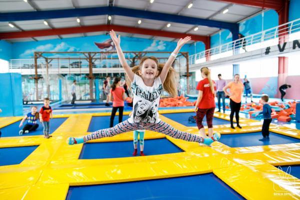 Прыжки в батутном центре в Костроме. Сервис Ultra Подарки. Купить подарочный сертификат на батутный центр. Подарите прыжки на батуте для детей и взрослых в Костроме. Сервис UltraPodarki.ru 8 800 505 95 30. Батутный центр Кострома, батутный центр, прыжки на батуте Кострома, купить батут Кострома, батут, батут Кострома