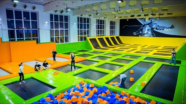 Прыжки в батутном центре в Костроме. Сервис Ultra Подарки. Купить подарочный сертификат на батутный центр. Подарите прыжки на батуте для детей и взрослых в Костроме. Сервис UltraPodarki.ru 8 800 505 95 30. Батутный центр Кострома, батутный центр, прыжки на батуте Кострома, купить батут Кострома, батут, батут Кострома