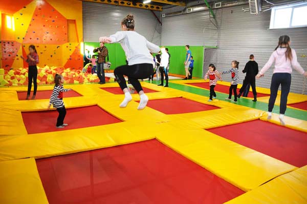 Прыжки в батутном центре в Костроме. Сервис Ultra Подарки. Купить подарочный сертификат на батутный центр. Подарите прыжки на батуте для детей и взрослых в Костроме. Сервис UltraPodarki.ru 8 800 505 95 30. Батутный центр Кострома, батутный центр, прыжки на батуте Кострома, купить батут Кострома, батут, батут Кострома