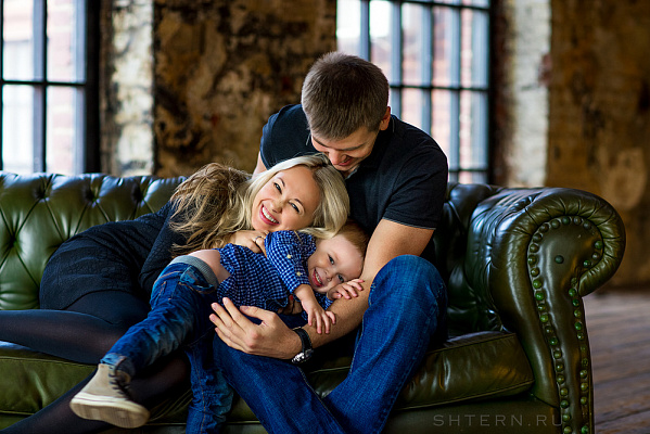 Семейная фотосессия в Костроме. Ultra Подарки. Купить семейную фотосессию в Костроме. Фотосессия для семьи укрепляет отношения и объединяет всех членов семьи. Сервис UltraPodarki.ru 8 (800) 505 95 30. Семейная фотосессия в Костроме, семейная фотосессия, семейная фотосъёмка в Костроме, семейная фотосъёмка, фотосессия для семьи Кострома, фотосессия для семьи