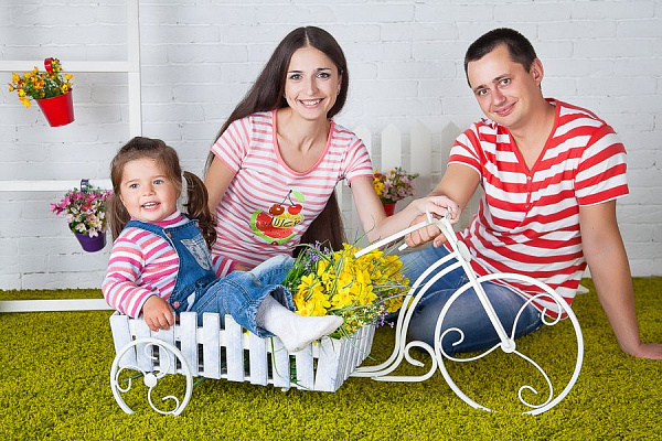 Семейная фотосессия в Костроме. Ultra Подарки. Купить семейную фотосессию в Костроме. Фотосессия для семьи укрепляет отношения и объединяет всех членов семьи. Сервис UltraPodarki.ru 8 (800) 505 95 30. Семейная фотосессия в Костроме, семейная фотосессия, семейная фотосъёмка в Костроме, семейная фотосъёмка, фотосессия для семьи Кострома, фотосессия для семьи