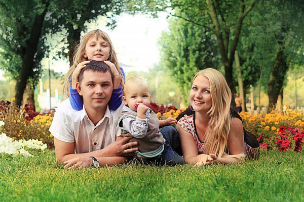 Семейная фотосессия в Костроме. Ultra Подарки. Купить семейную фотосессию в Костроме. Фотосессия для семьи укрепляет отношения и объединяет всех членов семьи. Сервис UltraPodarki.ru 8 (800) 505 95 30. Семейная фотосессия в Костроме, семейная фотосессия, семейная фотосъёмка в Костроме, семейная фотосъёмка, фотосессия для семьи Кострома, фотосессия для семьи